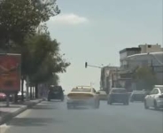 ضبط المركبة العمومي التي ظهرت وسائقها يقودها بتهور مهددا سلامة مستخدمي الطريق